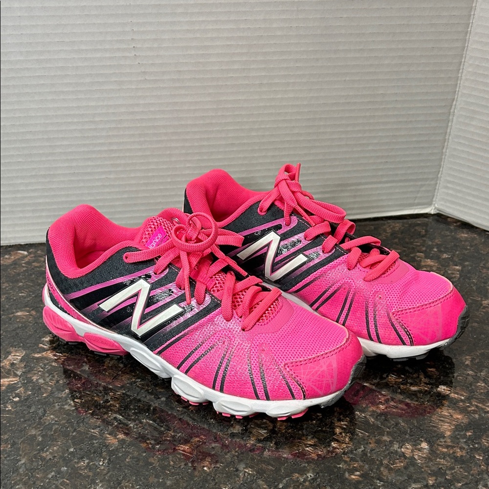 New Balance 890v5 running shoe in pink and black Size 5.5
